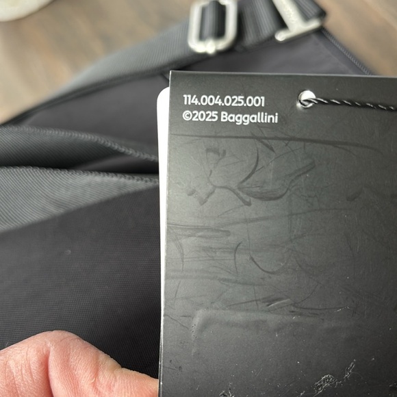 Baggallini Crossover Crossbody,RFID protection,wristlet incl.,phone/card pocket - Picture 15 of 15